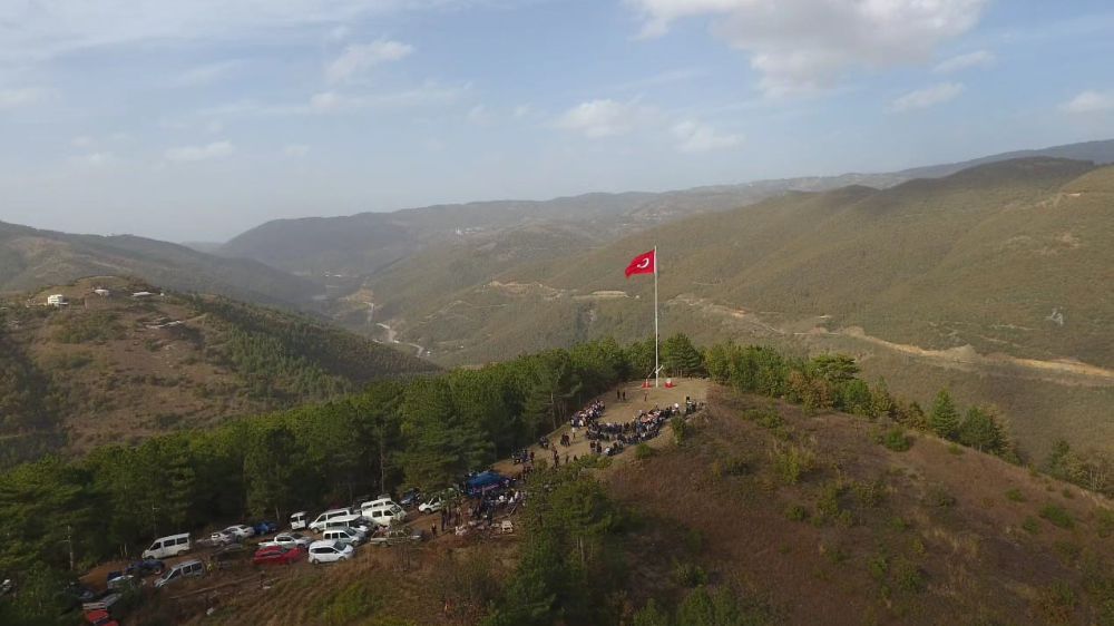 Köylüler aralarında para topladı 23 metre uzunluğunda bayrak dikti