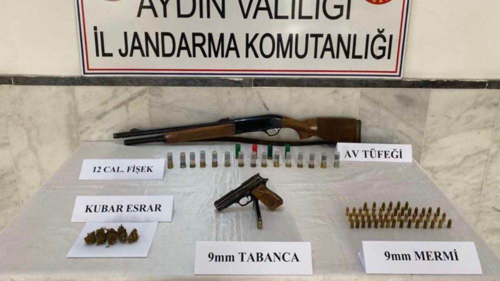 Kuyucak’ta bir eve yapılan baskında silah ve uyuşturucu ele geçirildi