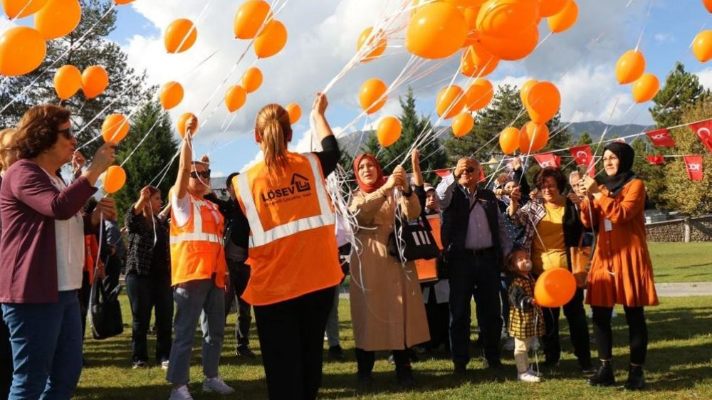 Lösemili çocuklar haftası için turuncu balon etkinliği