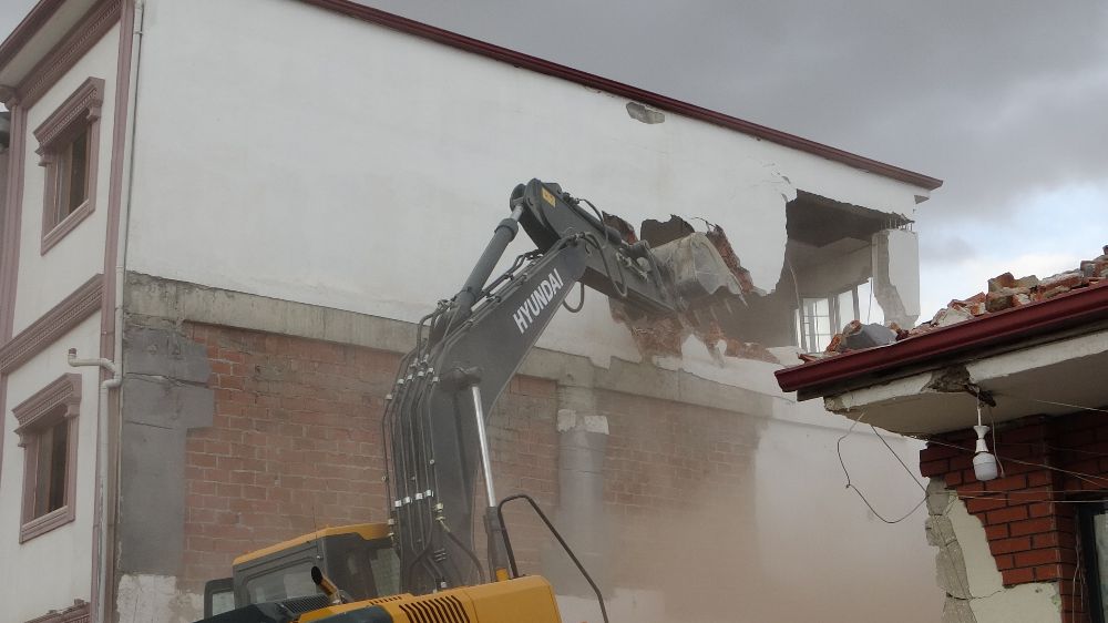 Malatya da ağır hasarlı bina yıkımları devam ediyor