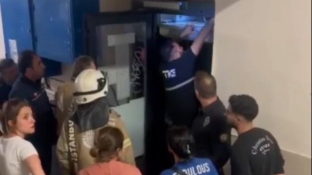 Maltepe’de alt geçit asansöründe vatandaşlar mahsur kaldı