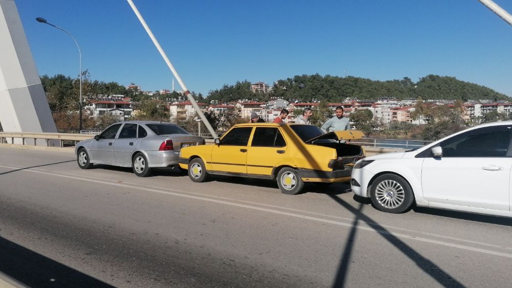 Manavgat Zincirleme Kaza: 3 Otomobil Karıştı, 1 Yaralı