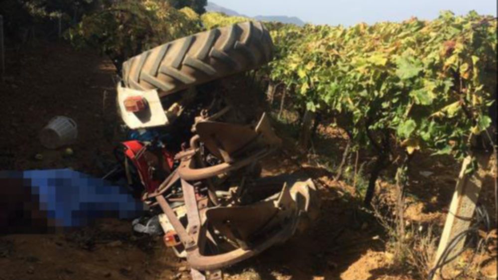 Manisalı 74 yaşında ki çiftçi devrilen traktörün altında kalarak hayatını kaybetti