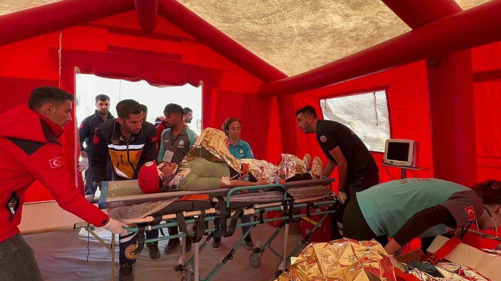 Mardin’de 4 ilden 215 personelin katılımıyla yapılan  deprem tatbikatı başarılı geçti