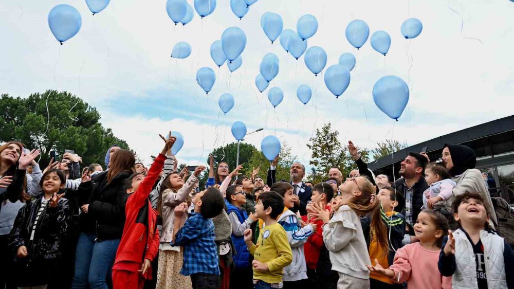 Mavi balonlar Filistinli çocuklar için uçtu
