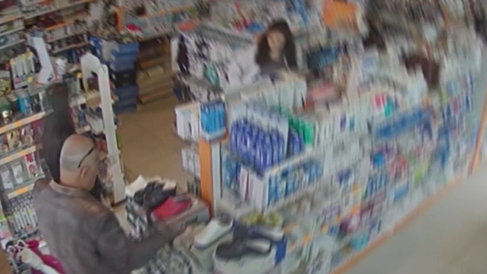 Medikal dükkanında parfüm çalan hırsızlar kameraya böyle yansıdı 