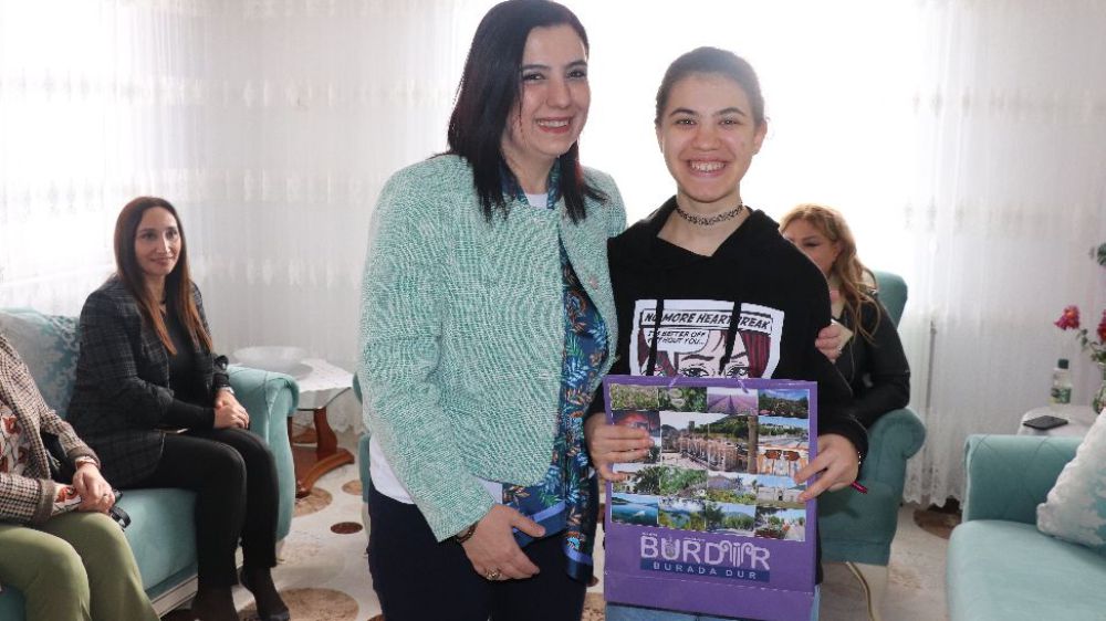 Meral Öksüz Tezcan ailesini tebrik etti 