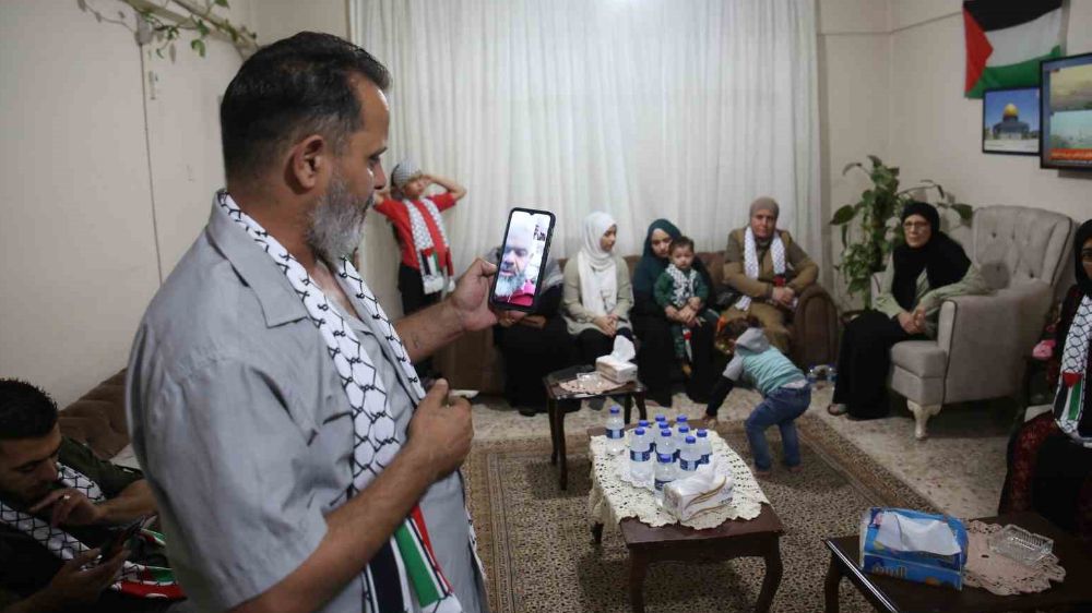 Mersin’deki Filistinlilerin kalbi Gazze'de atıyor 