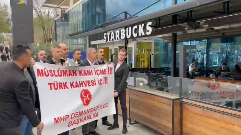 MHP üyeleri Sturbucks'un önünde boykot yapıp gençleri davet etti