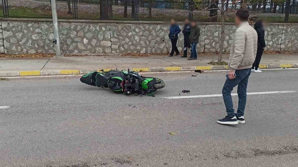 Motor sürücünün hayatını kaybettiği feci kazada motor 100 metre kaydı