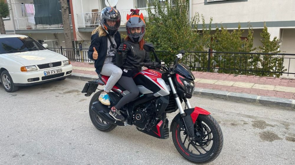 Motorcu babanın motorcu kızları