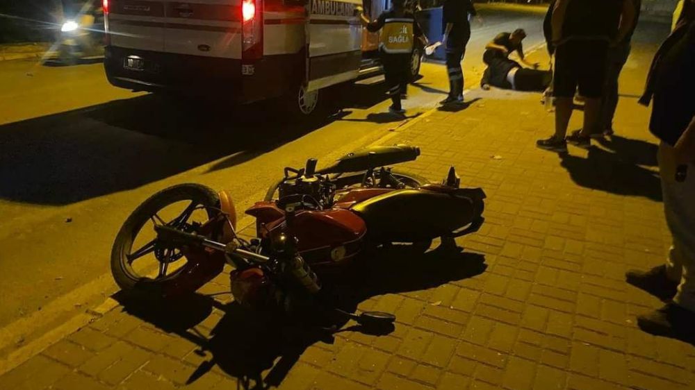 Motosiklet hakimiyetini kaybetti direğe çarptı: 2 yaralı