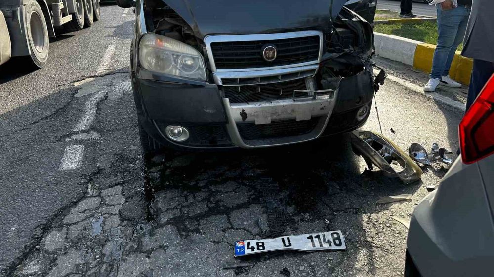 Muğla  Milas’ta 3 aracın karıştığı trafik kazası: 1’i çocuk 2 kişi yaralandı