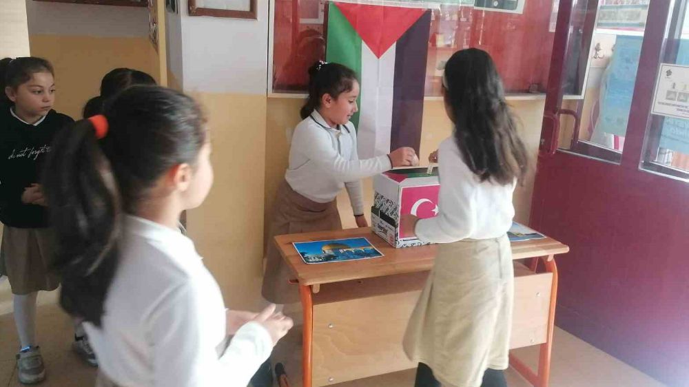 Öğrenciler harçlıklarıyla Gazze'ye destek olmak istiyor