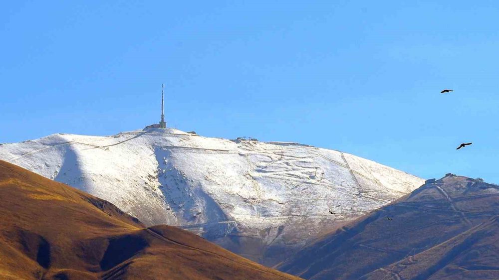 Palandöken’in zirvesine kar yağdı 