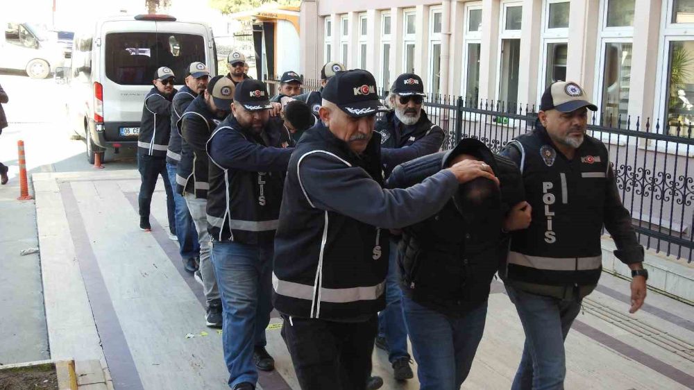 Polis ekiplerinden göçmen kaçakçılarına operasyon: 12 yakalama