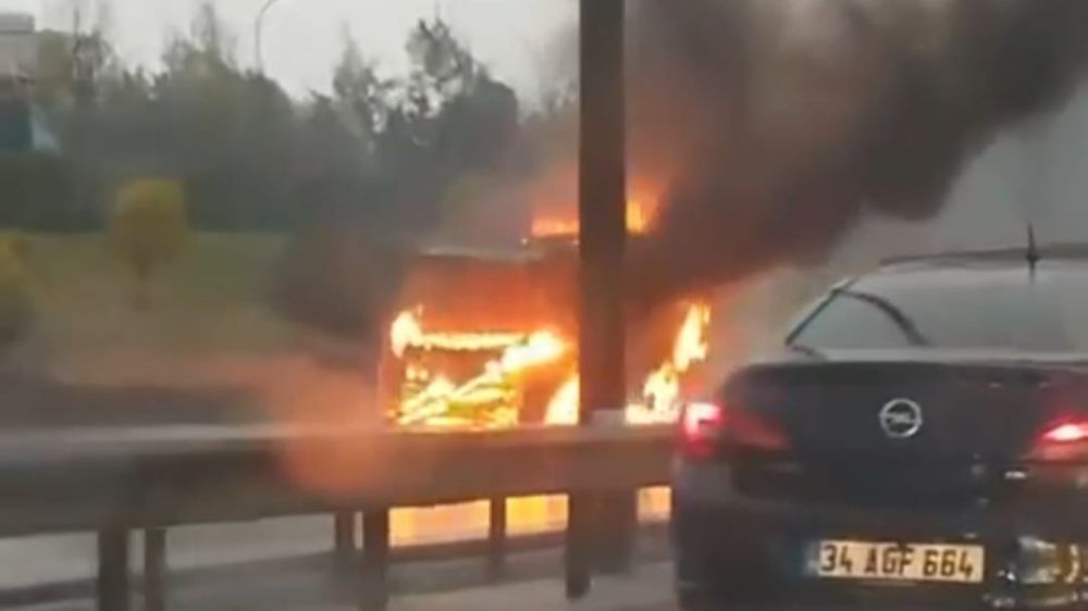  Sancaktepe TEM Otoyolu'nda minibüs alev alev yandı