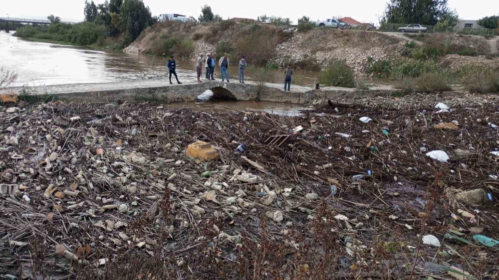 Sel sonrası Menderes Nehri çöplüğe döndü 