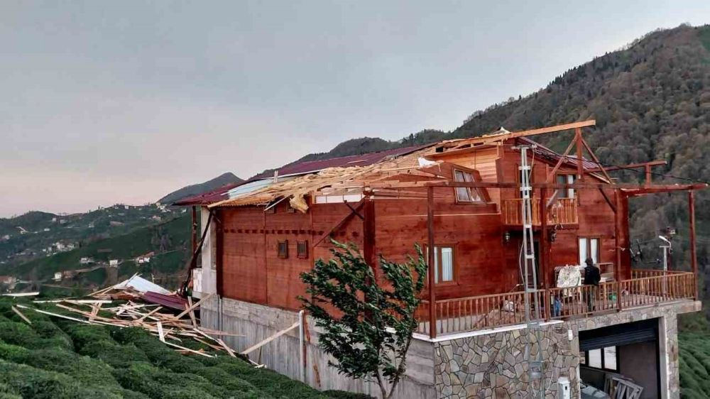 Şiddetli rüzgar evi yok etti
