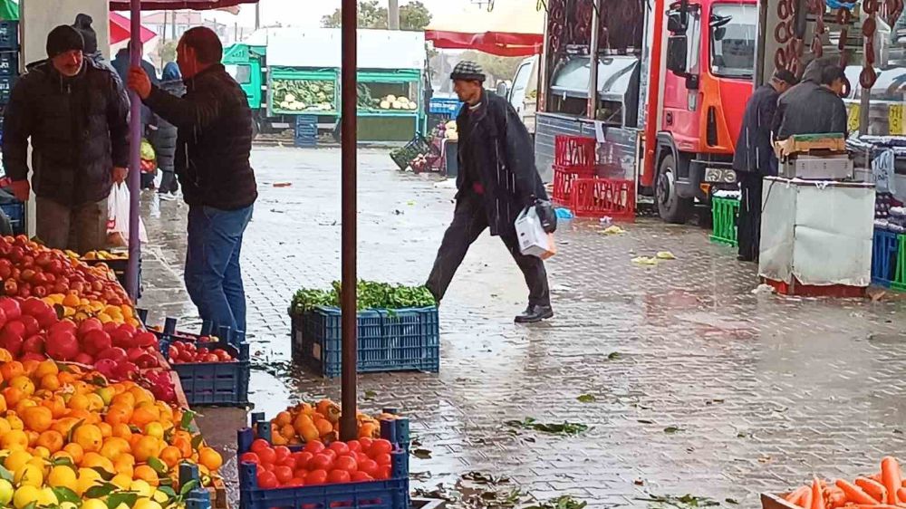 Şiddetli yağmur pazarcı esnaflara zor anlar yaşattı 