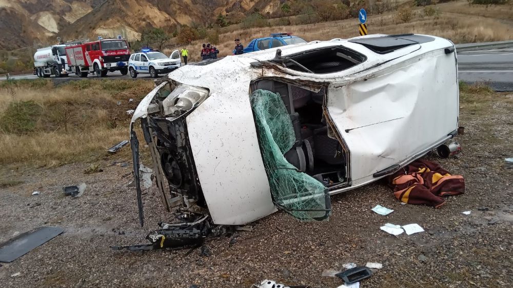 Sivas'ta korkutan kaza; şarampole devrilen araçta 3 kişi yaralandı