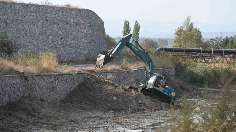 Soma Belediyesinden Bakırçay’da yenileme çalışması yapılıyor