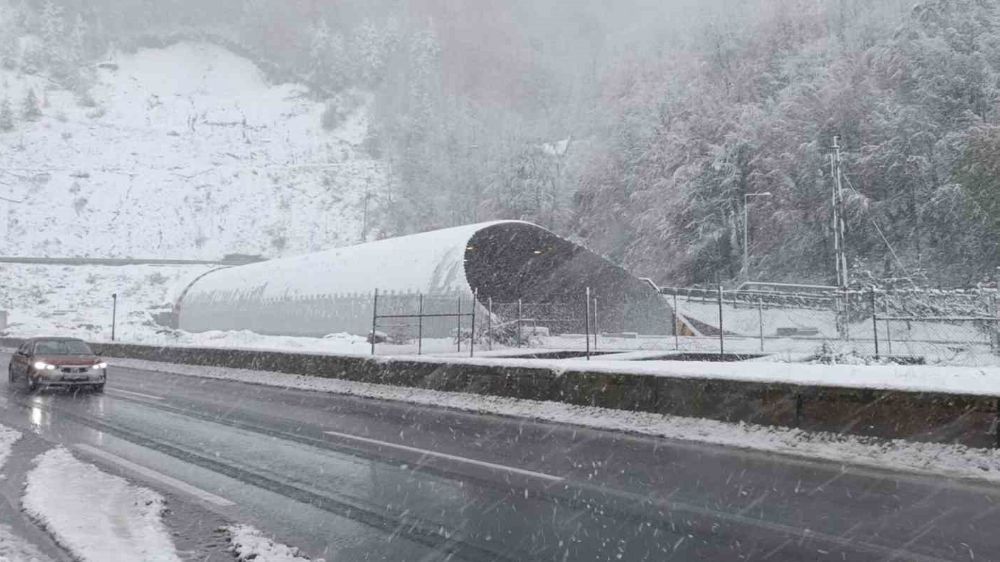 TEM Otoyolu Bolu geçişinde kar yağışı devam ediyor