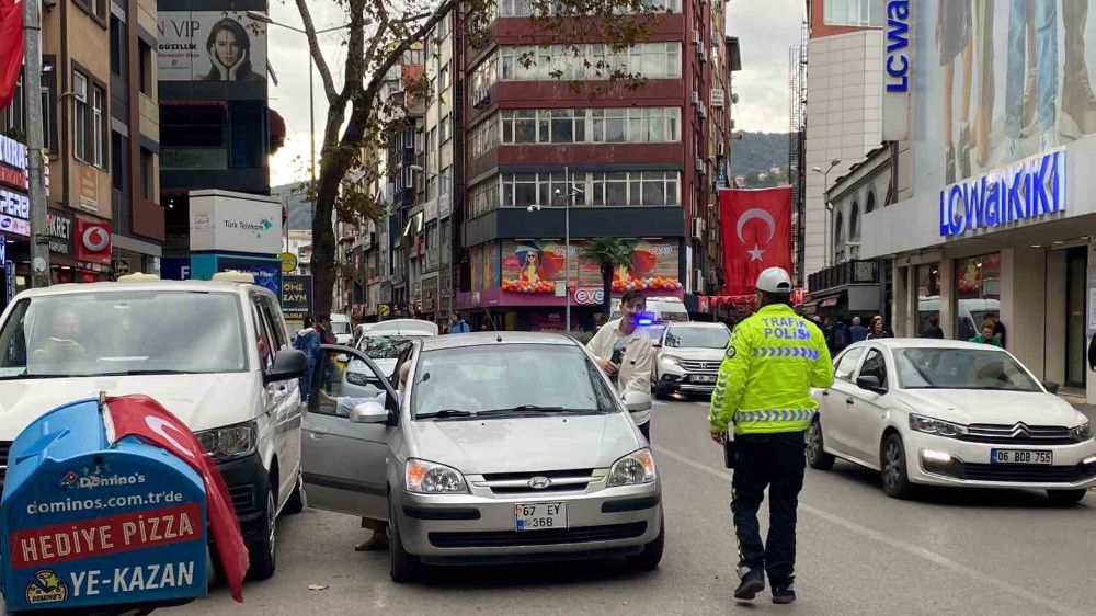 Trafik ekipleri cadde üzerindeki gelişi güzel parklara geçit vermedi