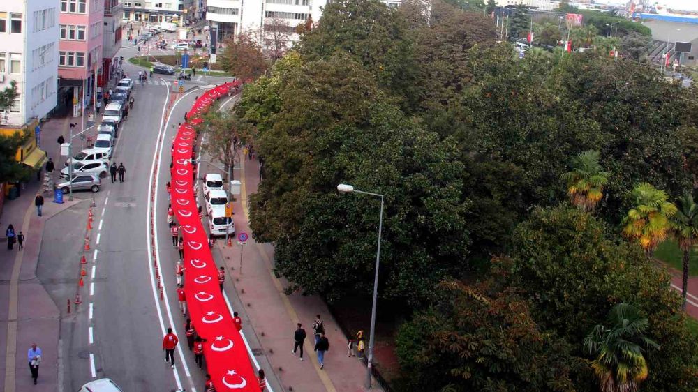 Türk Kızılay Samsun Şubesi’nden metrelerce uzunlukta bayrak yürüyüşü