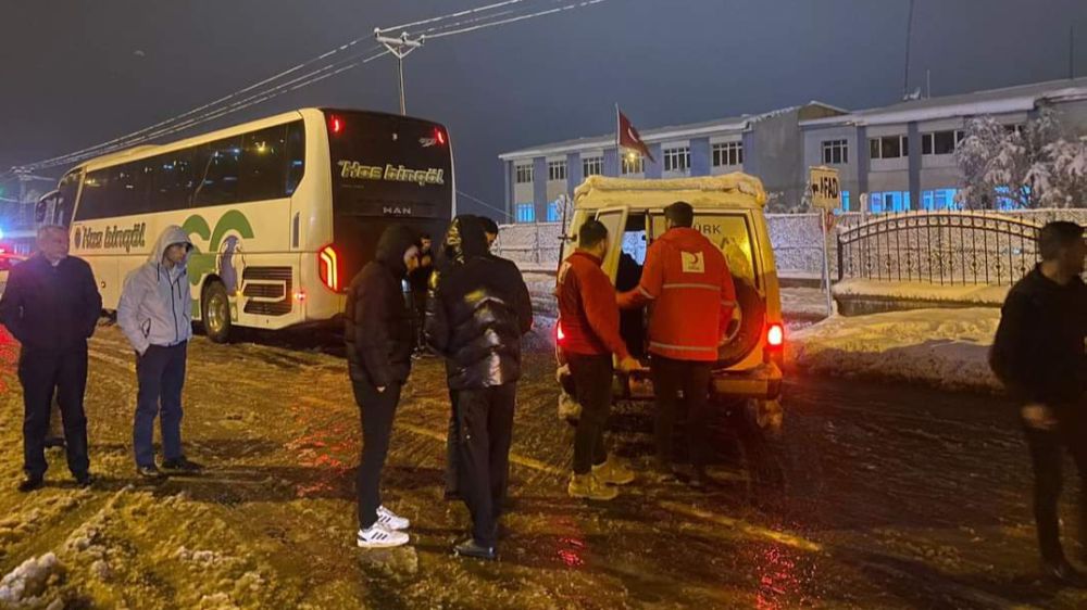 Türk Kızılayı  Kar da yollarda kalanların yanında 