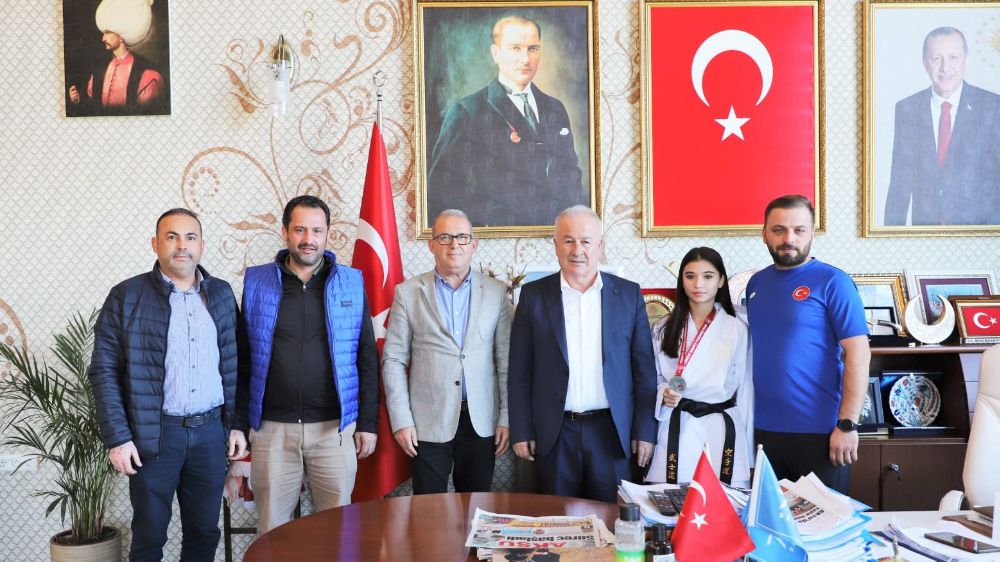  Türkiye ikincisi olan Sümeyye İvgin Antalya Aksu Belediye  Başkanı Halil Şahin'i ziyaret etti