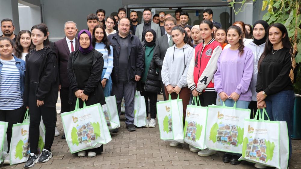 Viranşehir Belediyesinden gençlere kitap seti dağıttı