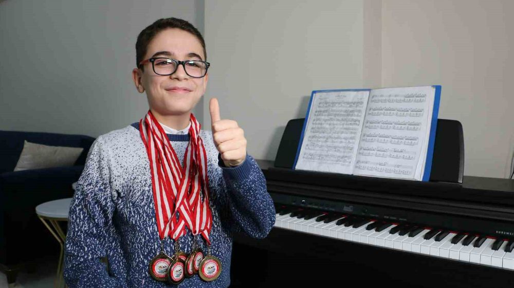 13 yaşındaki Mehmet'in 10 parmağında 10 marifet