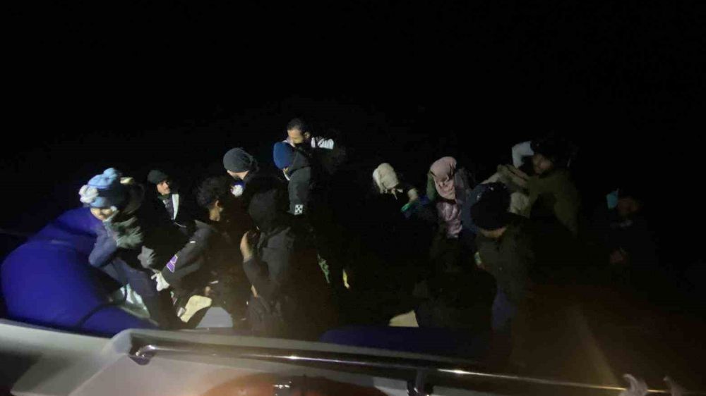 35 düzensiz göçmen kurtarıldı, 19'u yakalandı