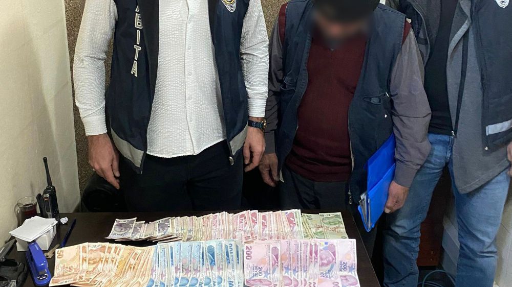 Adana'da dilenci yakalandı, üzerinden 9 bin 62 lira çıktı