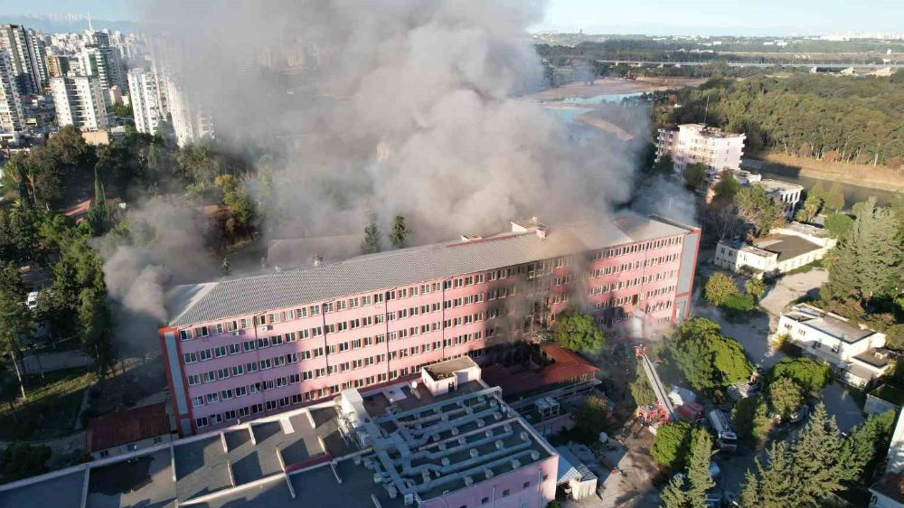 Adana'da hastane yangınına dron görüntülemesi