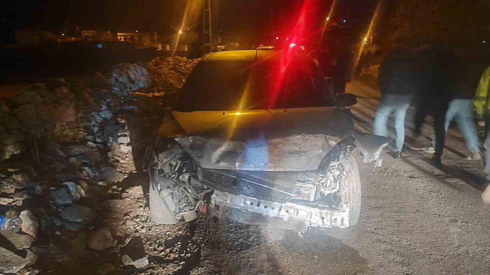 Adıyaman'da istinat duvarına çarpan otomobilin sürücüsü yaralandı