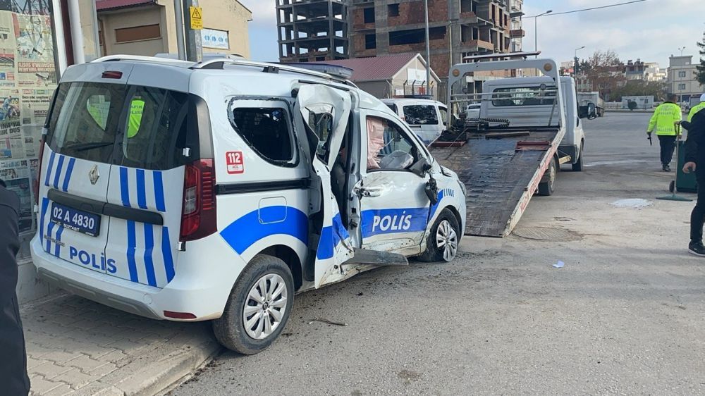 Adıyaman'da yolcu otobüsü ile polis aracı çarpıştı