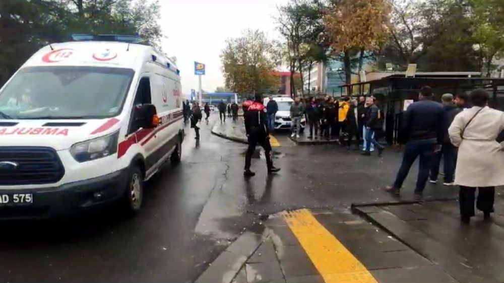 Adliye'de kavga çıktı, ayırmak isteyen 2 polis ve 3 kişi yaralandı