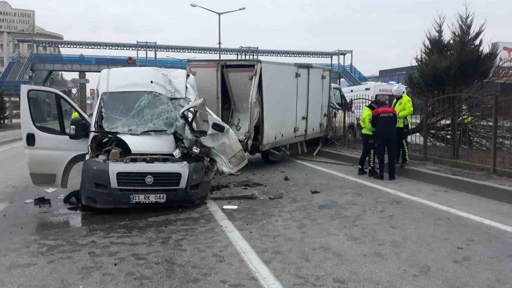 Afyonkarahisar'da trafik kazası; 2 yaralı