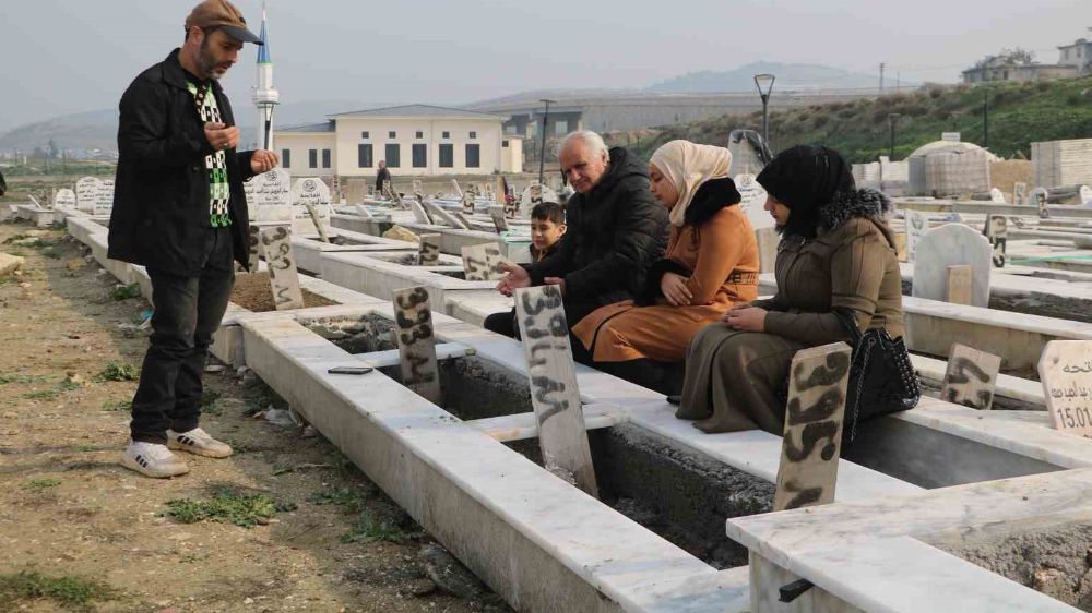 Ailesinden geriye kalan kızıyla, evlatlarının ve eşinin mezarını ziyaret etti