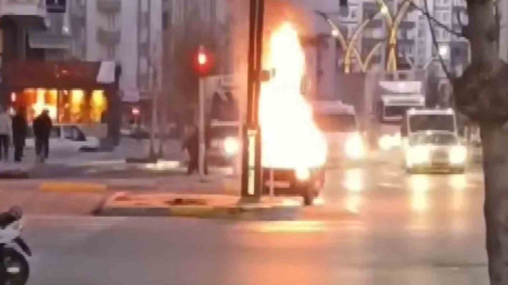 Aksaray'da Yangın Paniği: Otomobilin Elektrik Sorunu Faciaya Neden Oldu