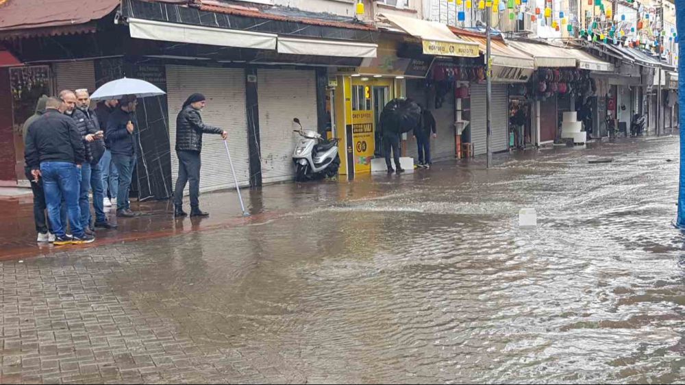 Alanya'da Sağanak Yağış ve Dolu Şoku: Yollar Sular İçinde