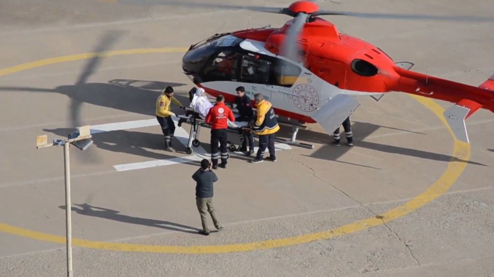 Ambulans helikopter yaşlı kadının yardımına yetişti 