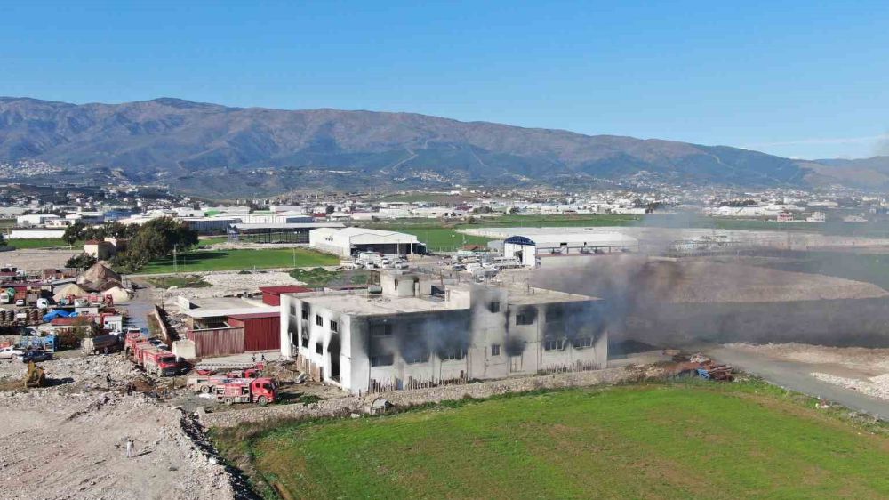 Antakya'da Mobilya Fabrikasında Çıkan Yangına Havadan Müdahale