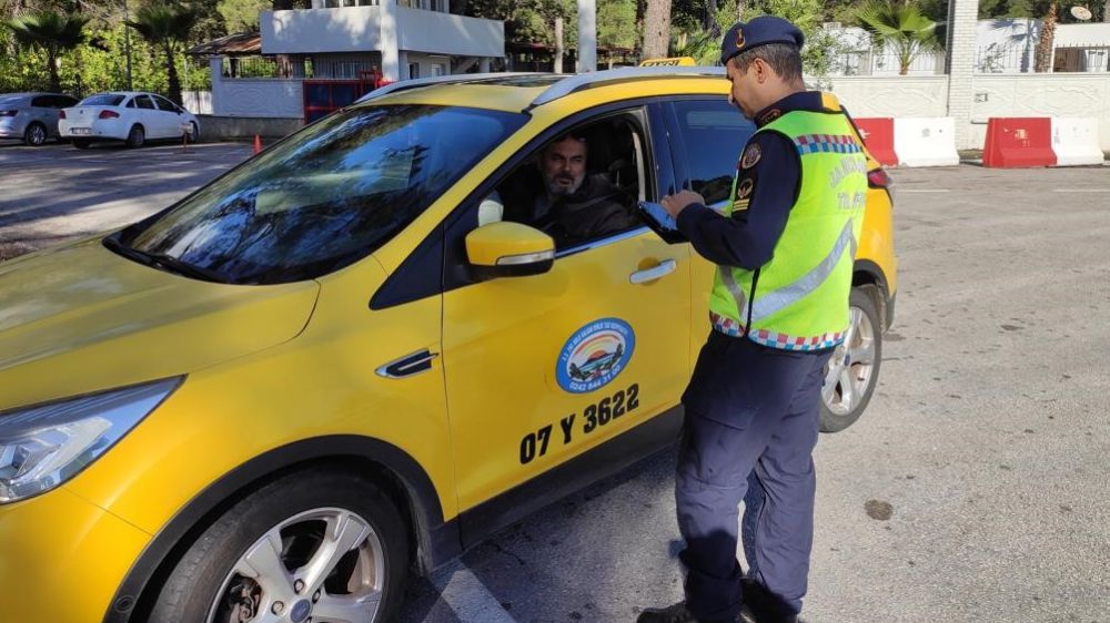 Antalya'da 35 Taksiciye Toplam 43,500 TL Trafik Cezası Kesildi