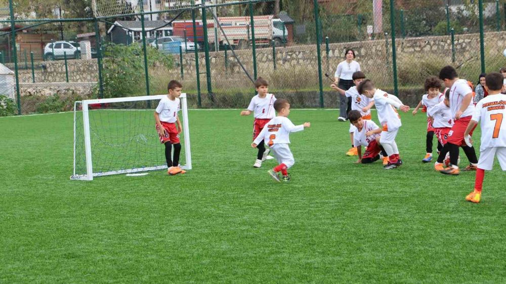 Antalya'da anaokulu futbol turnuvası 8 takımla yapıldı