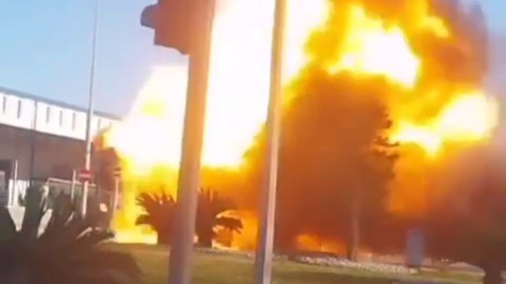 Antalya’da bir anda alev alan araç bomba gibi patladı