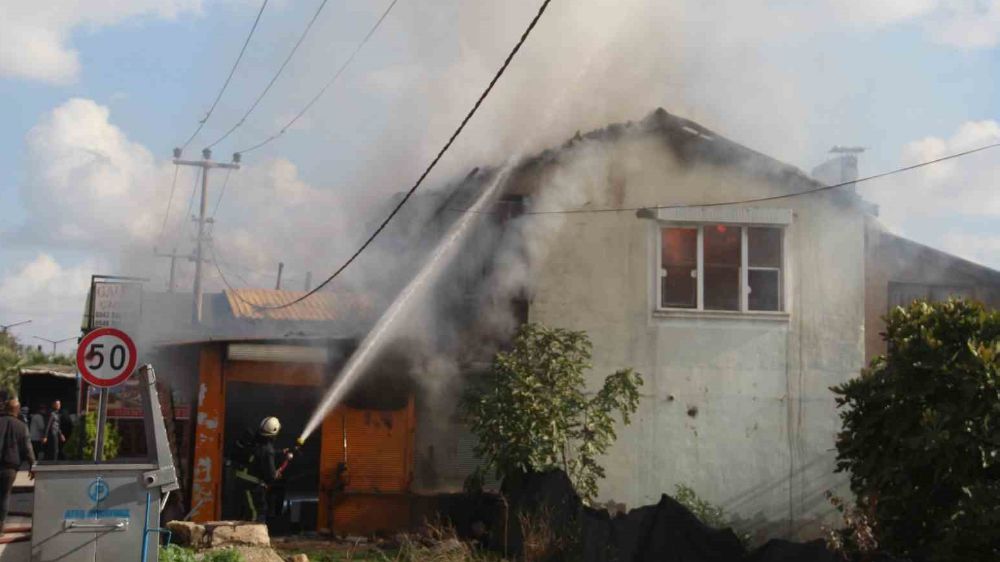 Antalya'da Çıkan Yangında İş Yeri ve Ev Zarar Gördü: Gözyaşları İçinde Facia