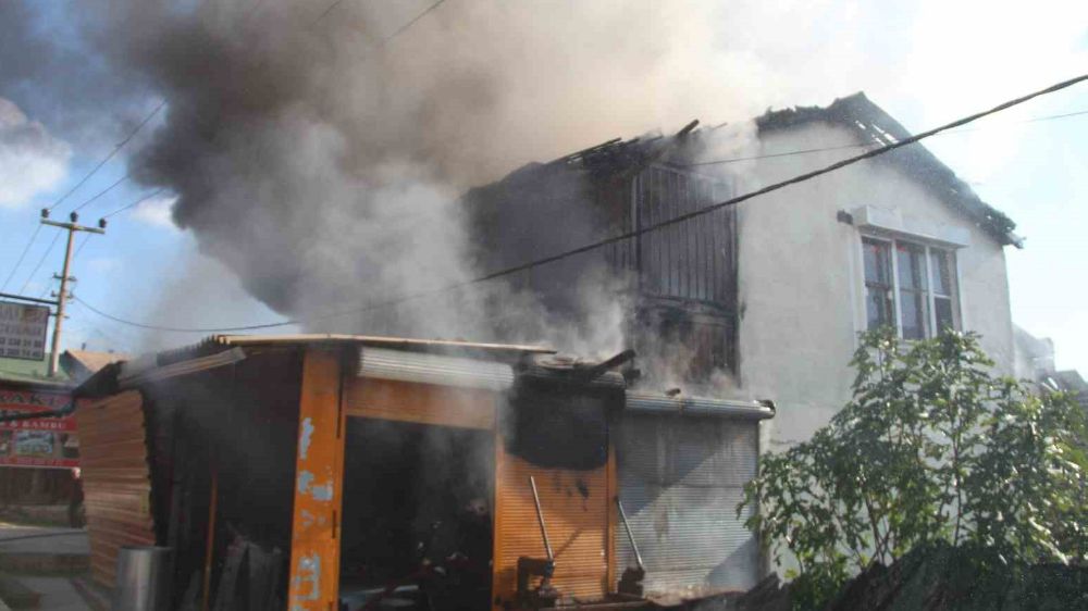 Antalya'da evi yanan kadın gözyaşlarına hakim olamadı